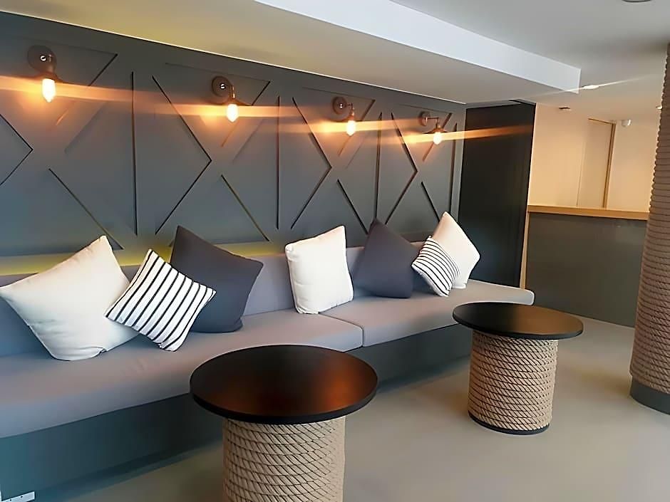 โรงแรม Journeyhub 4*
