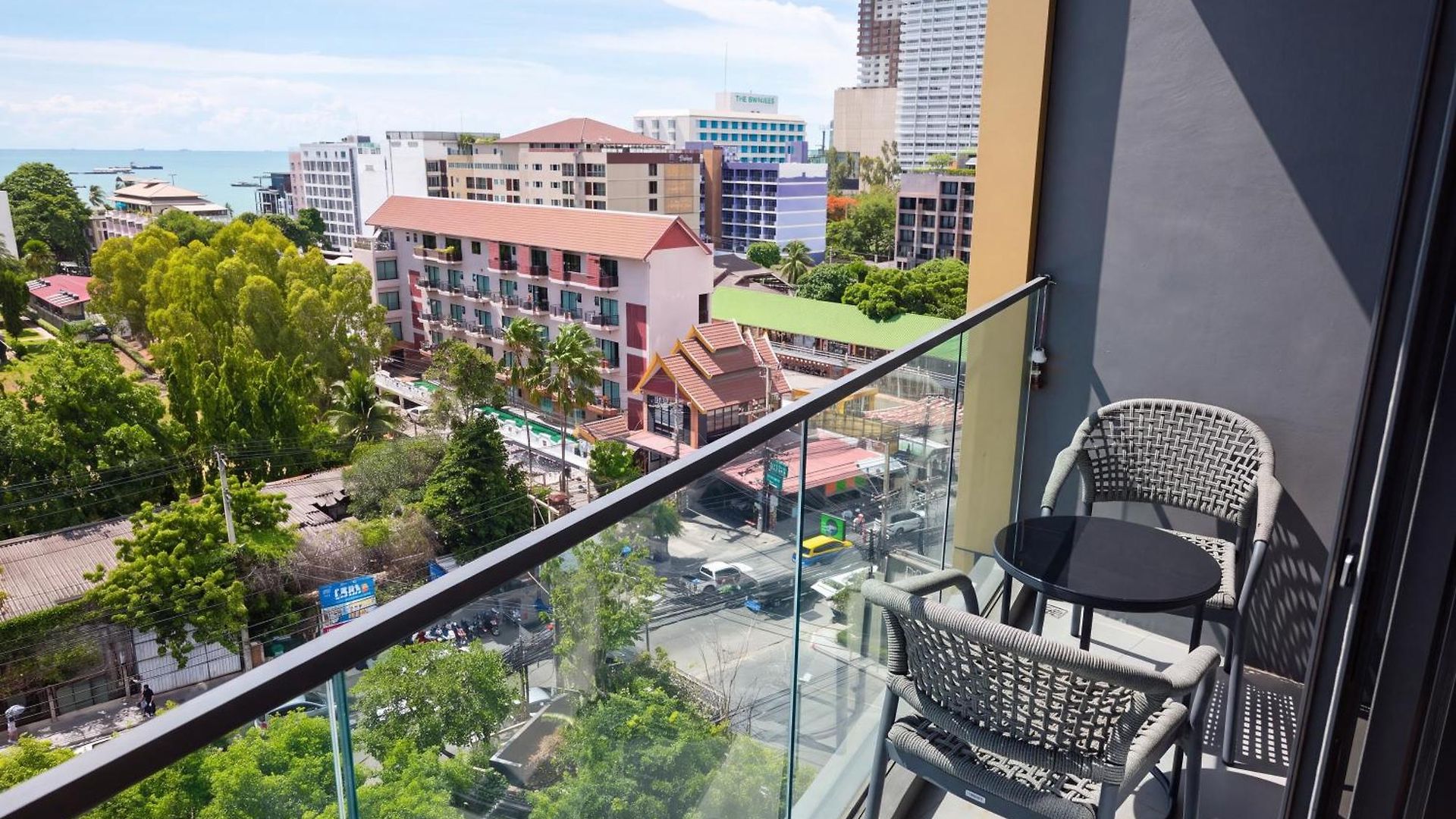 Edge 2br Ocean View Luxury Rooftop Pool Location * Pattaya