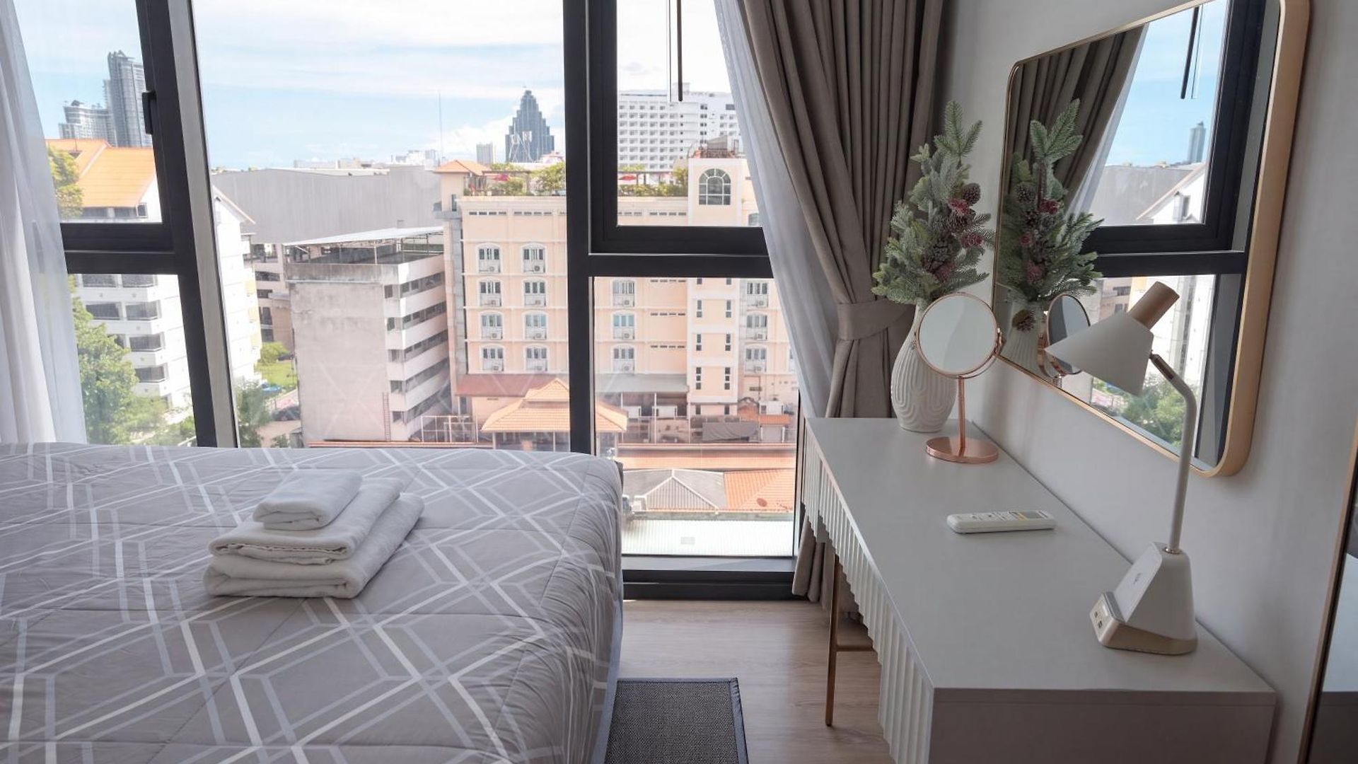 Edge 2br Ocean View Luxury Rooftop Pool Location Apartment *