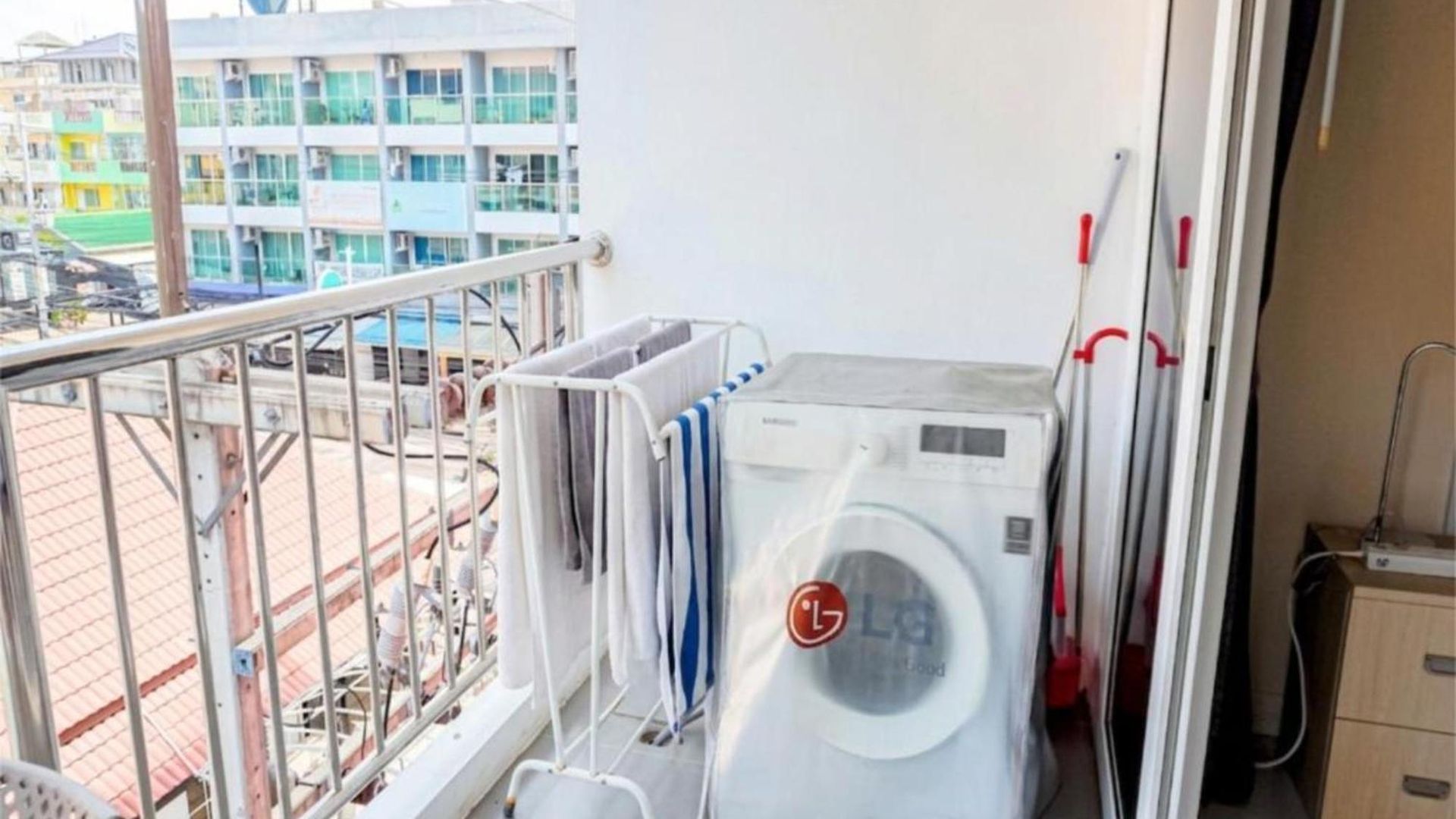Ideally Located On Jomtien Phratamnak Free Electricity Free Water Internet Apartment Pattaya