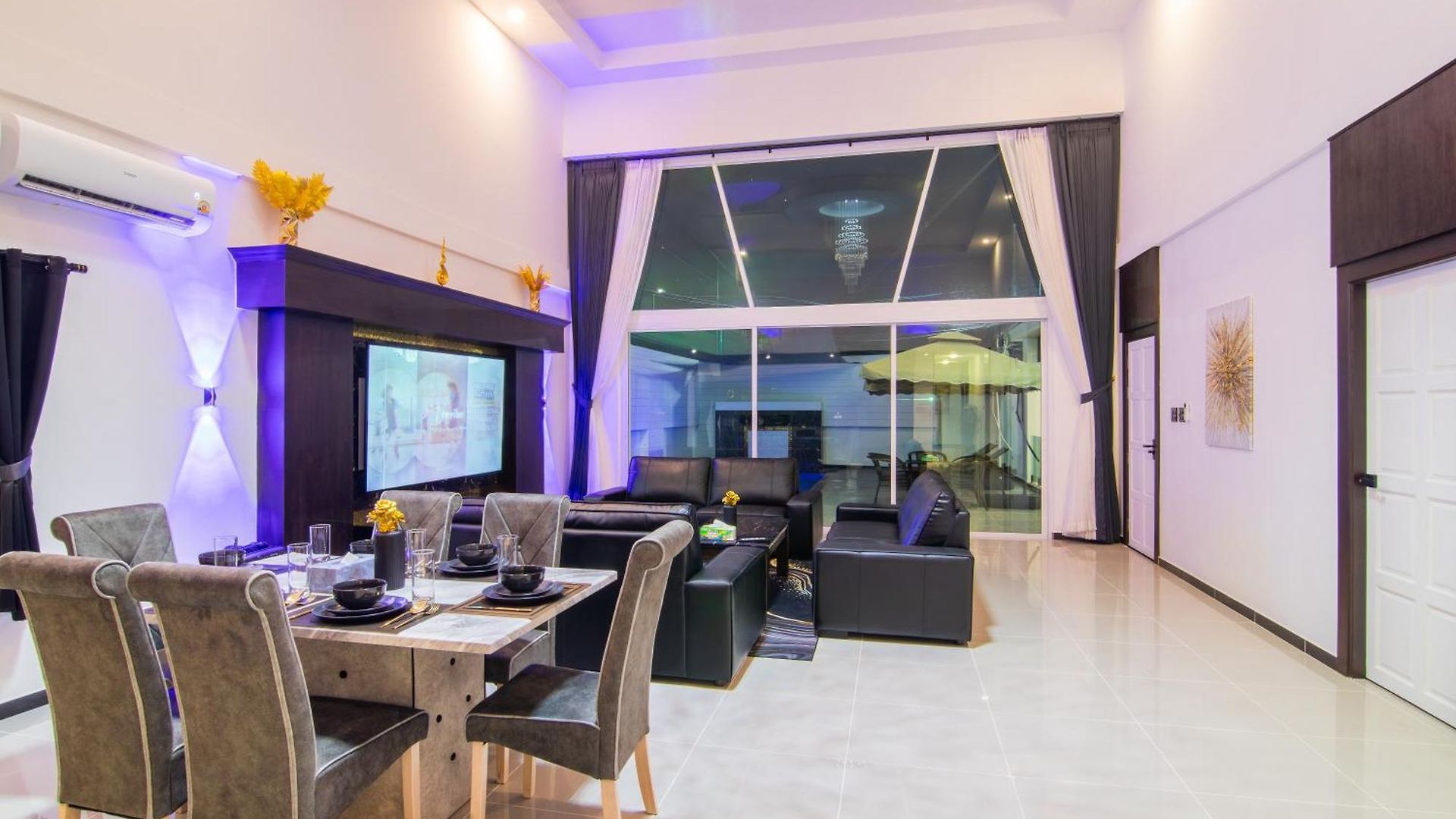 Villa Pool *
