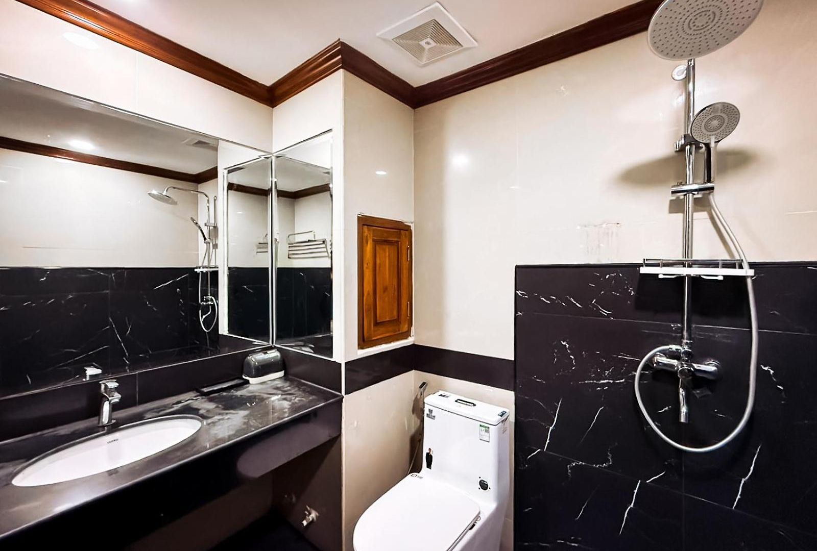 Silvertone Hotel