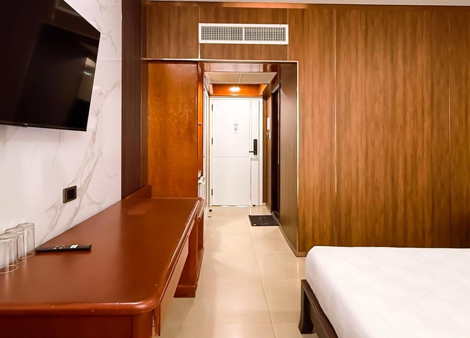 Silvertone Hotel