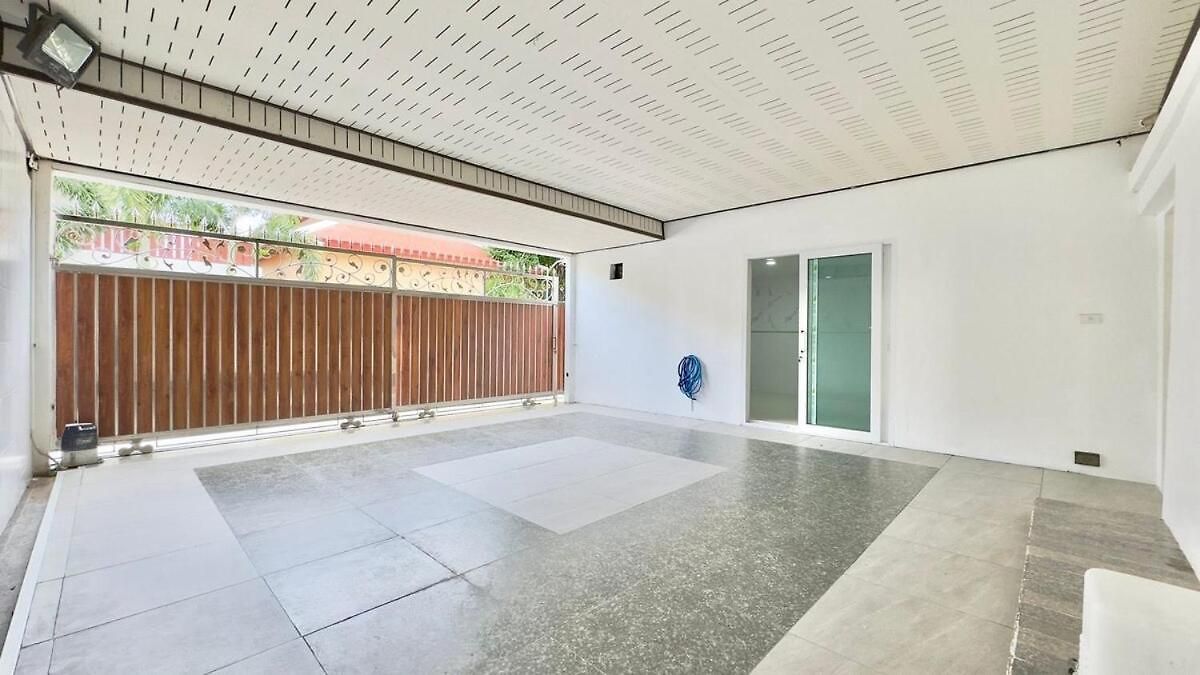 Luxury 5 Bedroom Thaibali Near Walking Street Villa Pattaya