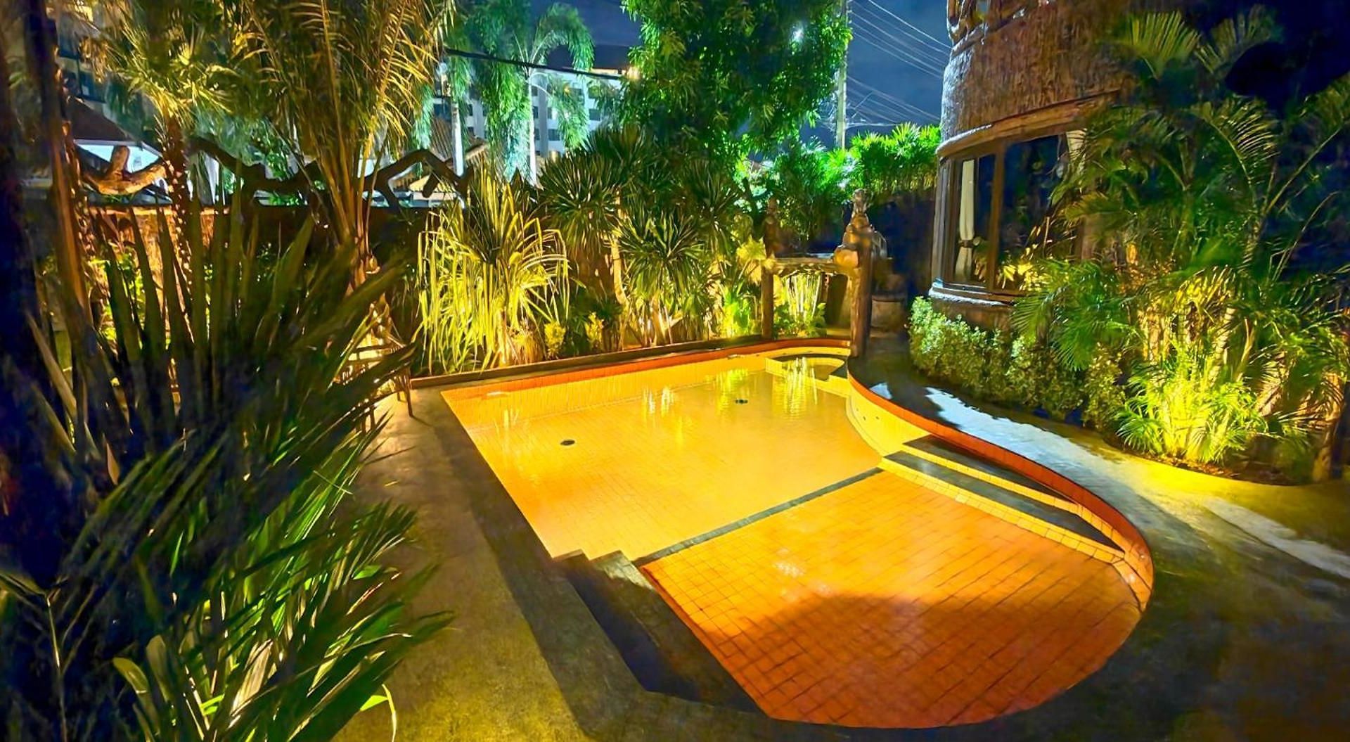 Manjiland Luxury Pool Walking Street