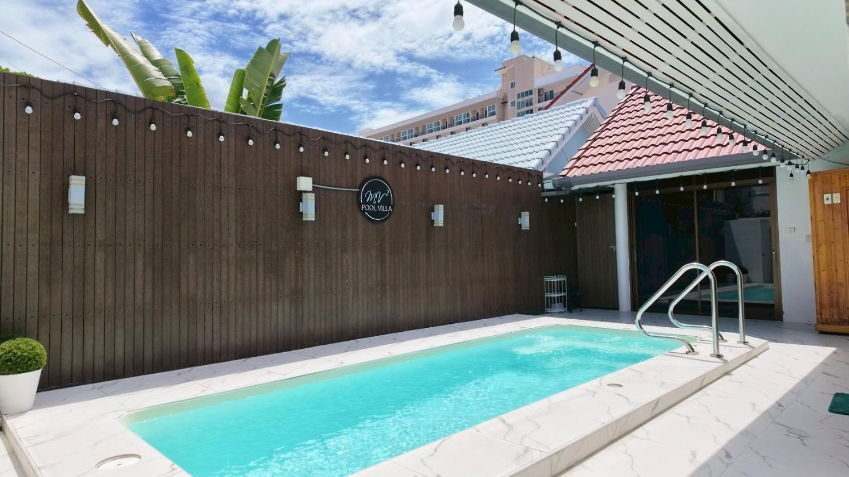 Anjia Suksabai Pool Pattaya