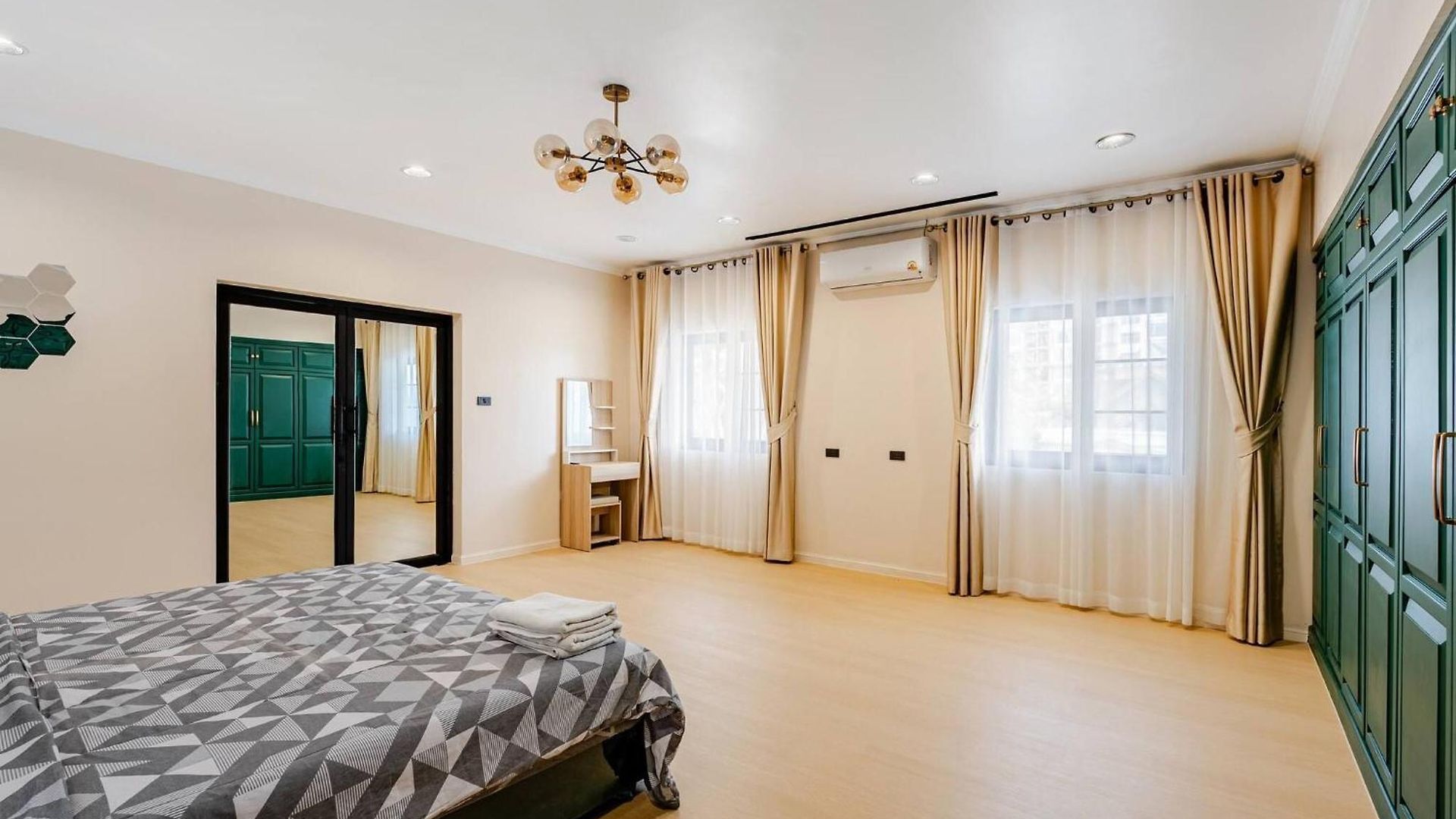 Luxury 5 Bedroom Private Party Pool Pattaya