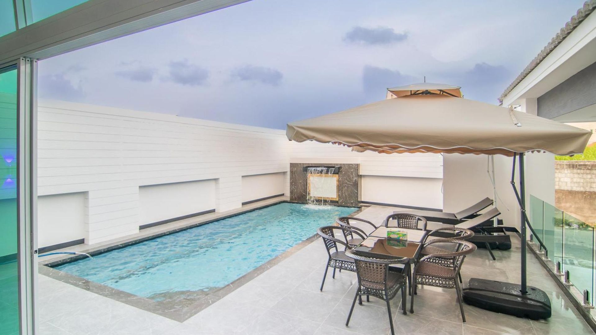 Villa Pool *