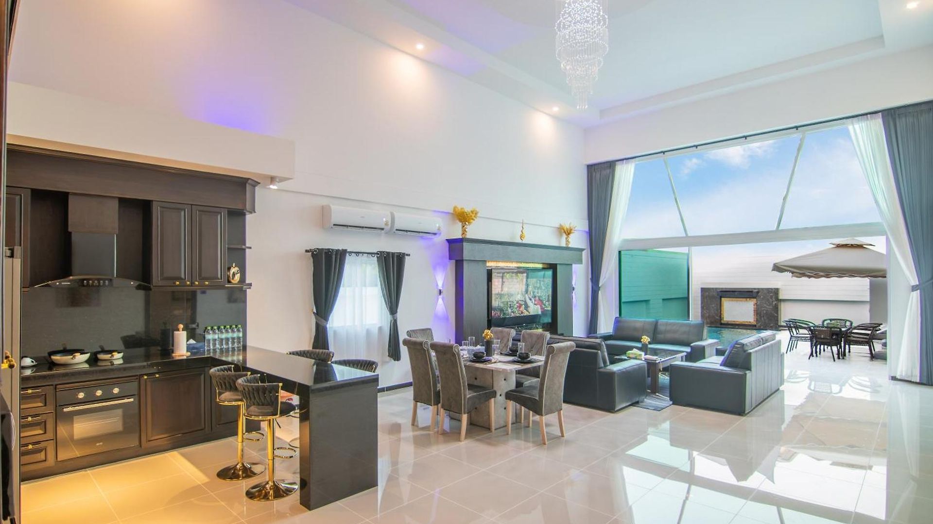 Villa Pool