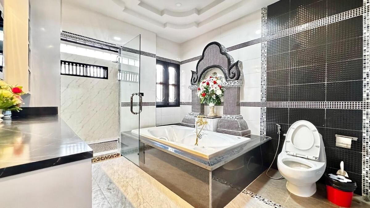 Villa Luxury 5 Bedroom Thaibali Near Walking Street *