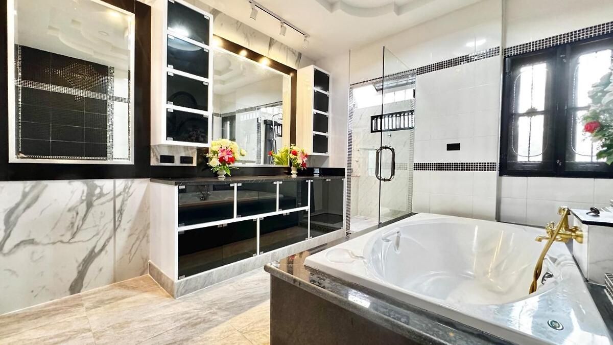 Villa Luxury 5 Bedroom Thaibali Near Walking Street *