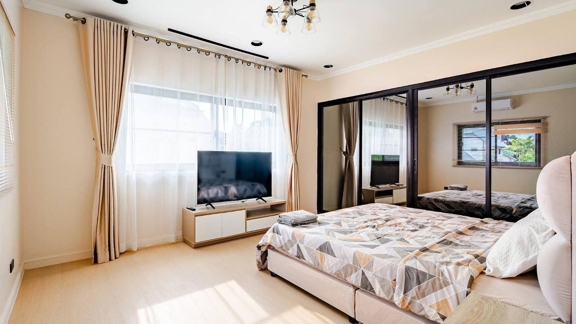 Luxury 5 Bedroom Private Party Pool Villa *