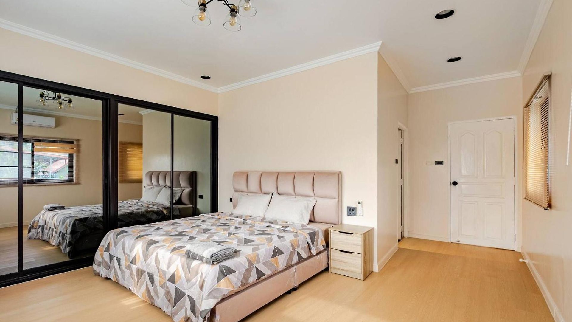 Luxury 5 Bedroom Private Party Pool * Pattaya