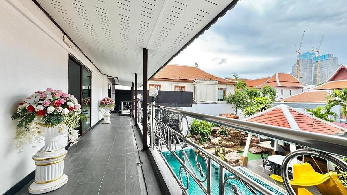 Luxury 5 Bedroom Thaibali Near Walking Street Villa Pattaya