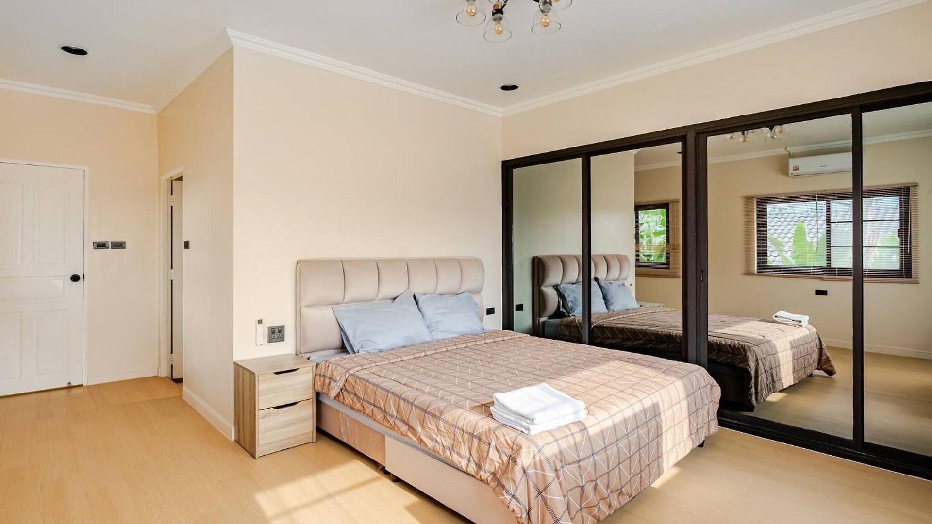 Villa Luxury 5 Bedroom Private Party Pool *