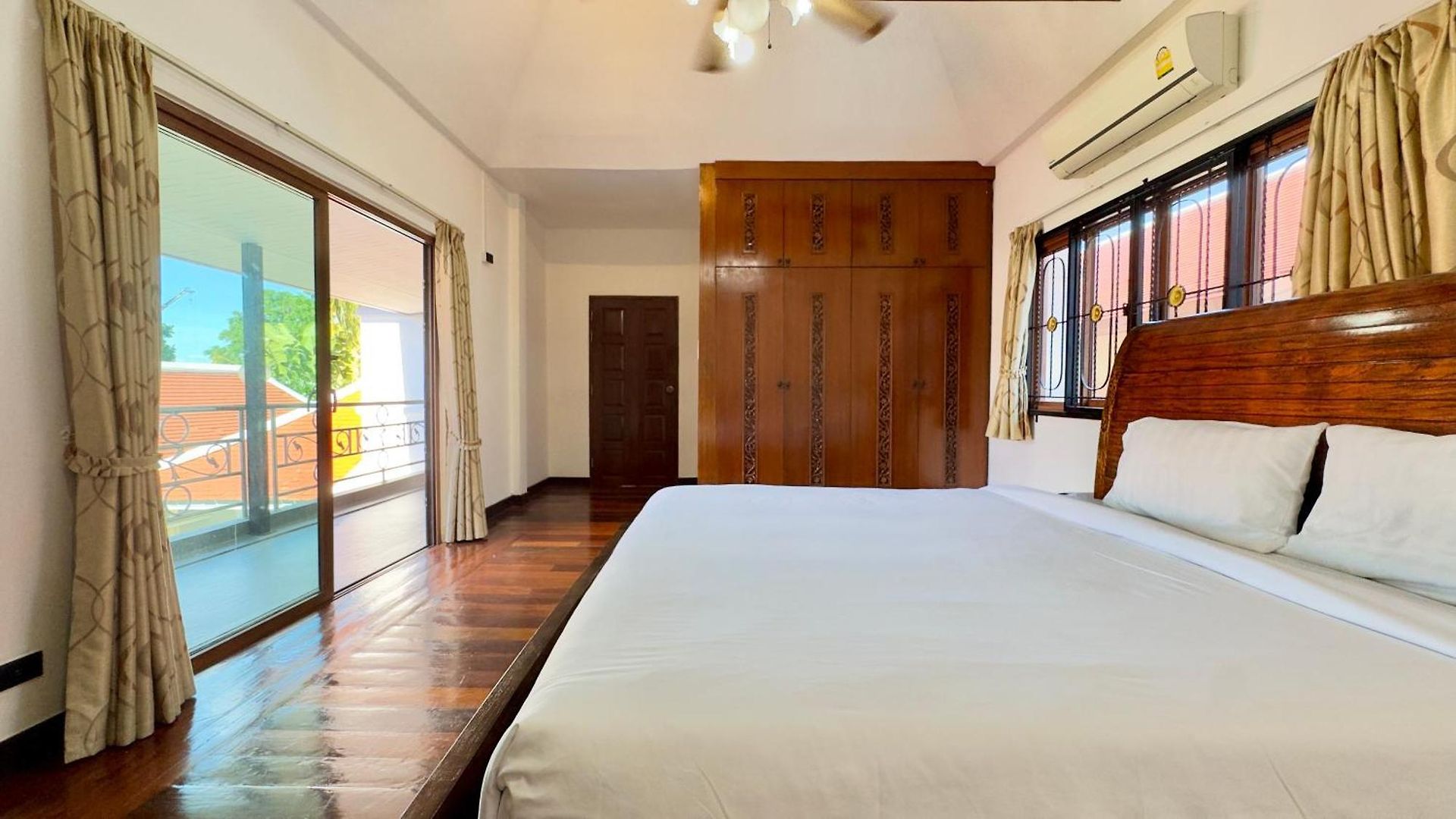 Luxury 5 Bedroom Thaibali Near Walking Street Villa Pattaya