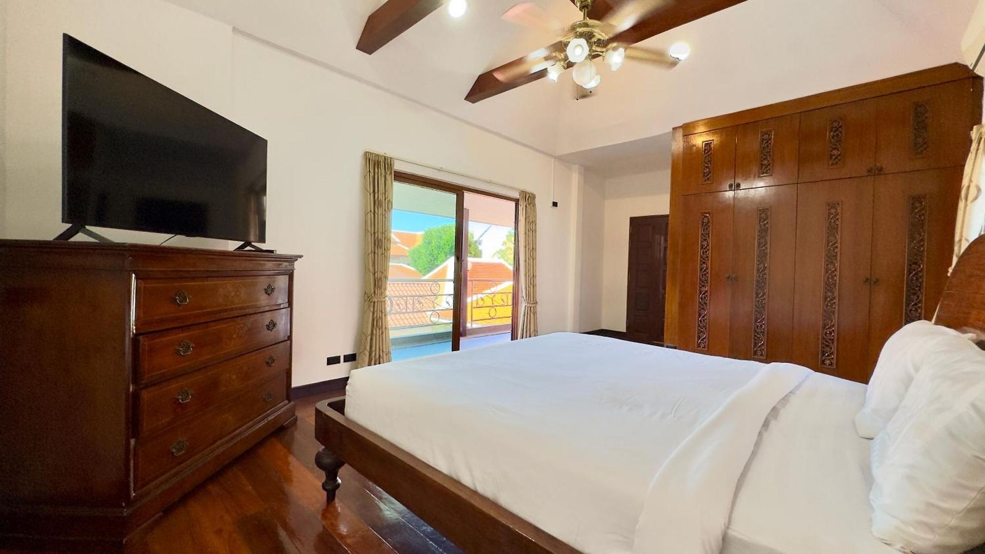 Luxury 5 Bedroom Thaibali Near Walking Street Villa