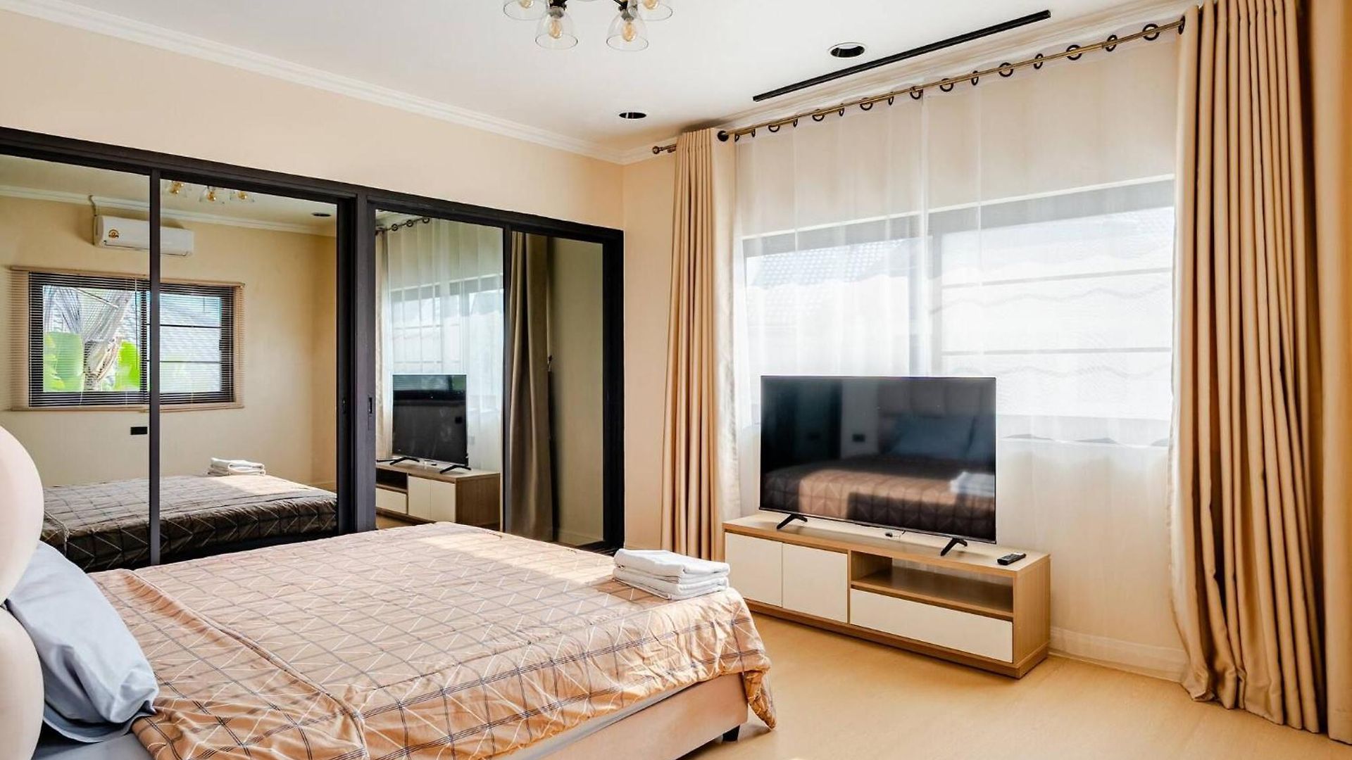 Luxury 5 Bedroom Private Party Pool Villa *