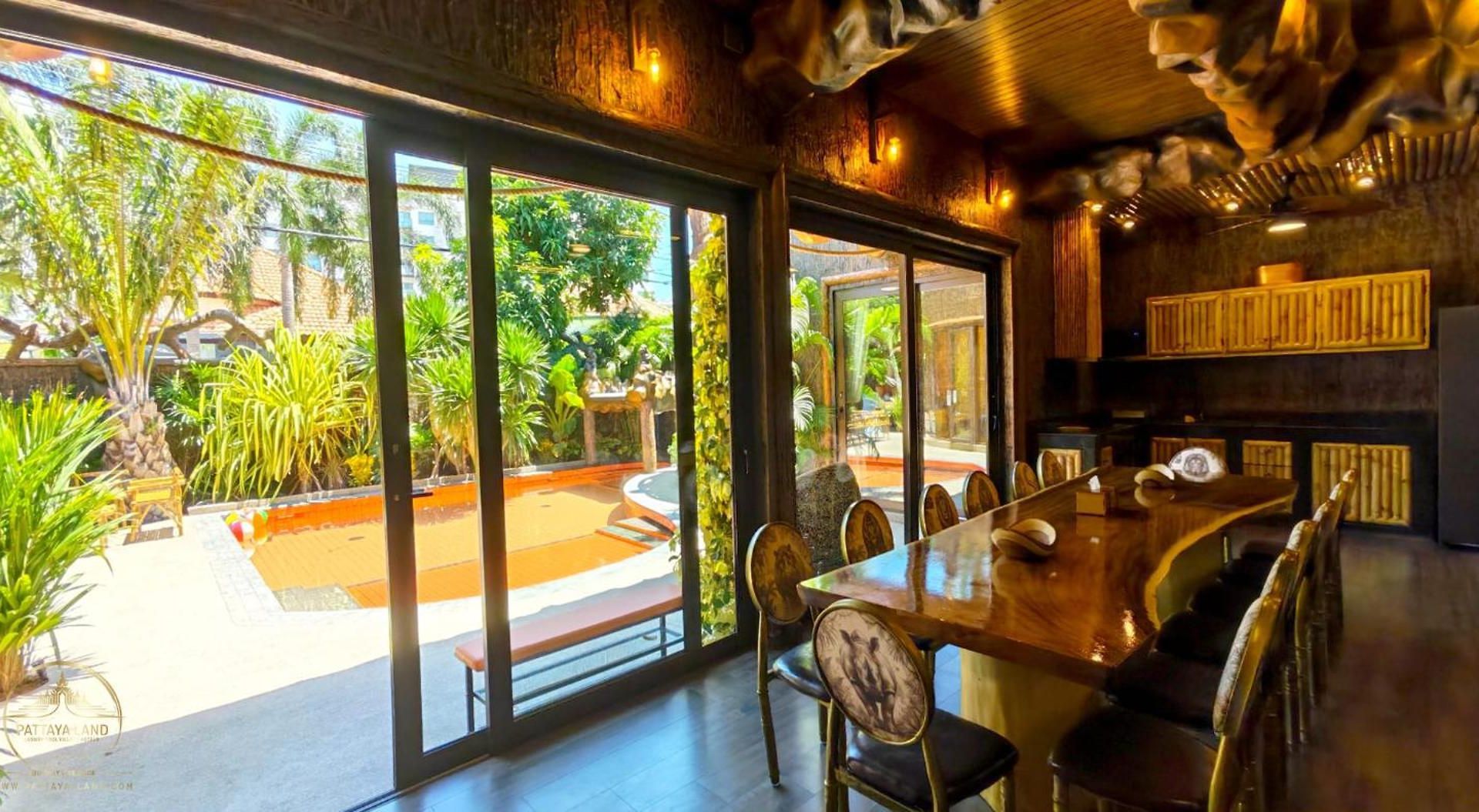 Manjiland Luxury Pool Walking Street