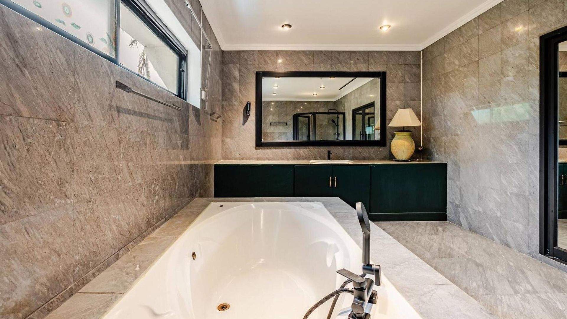 Luxury 5 Bedroom Private Party Pool Pattaya