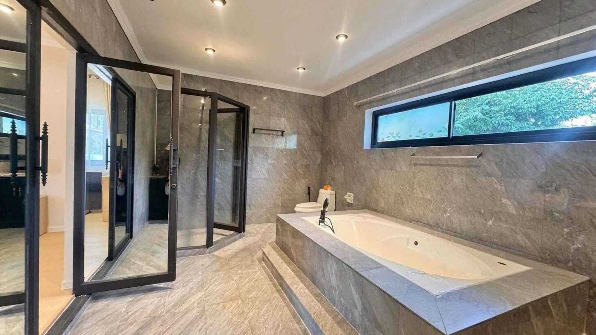 Luxury 5 Bedroom Private Party Pool Villa Pattaya