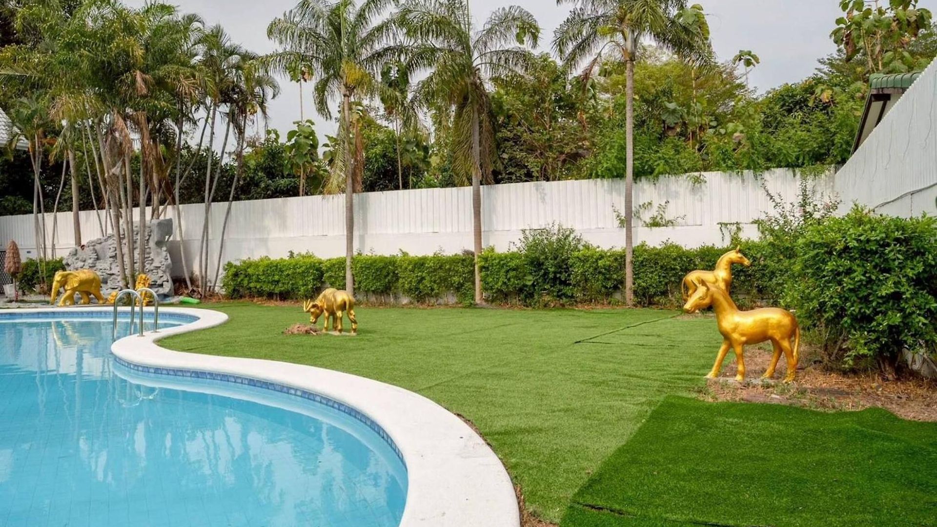 Luxury 5 Bedroom Private Party Pool Villa