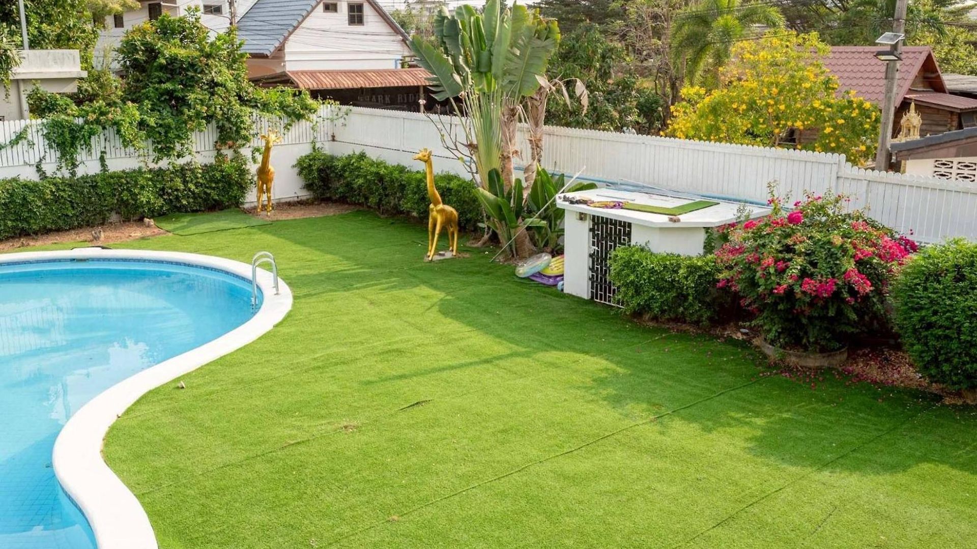 Luxury 5 Bedroom Private Party Pool