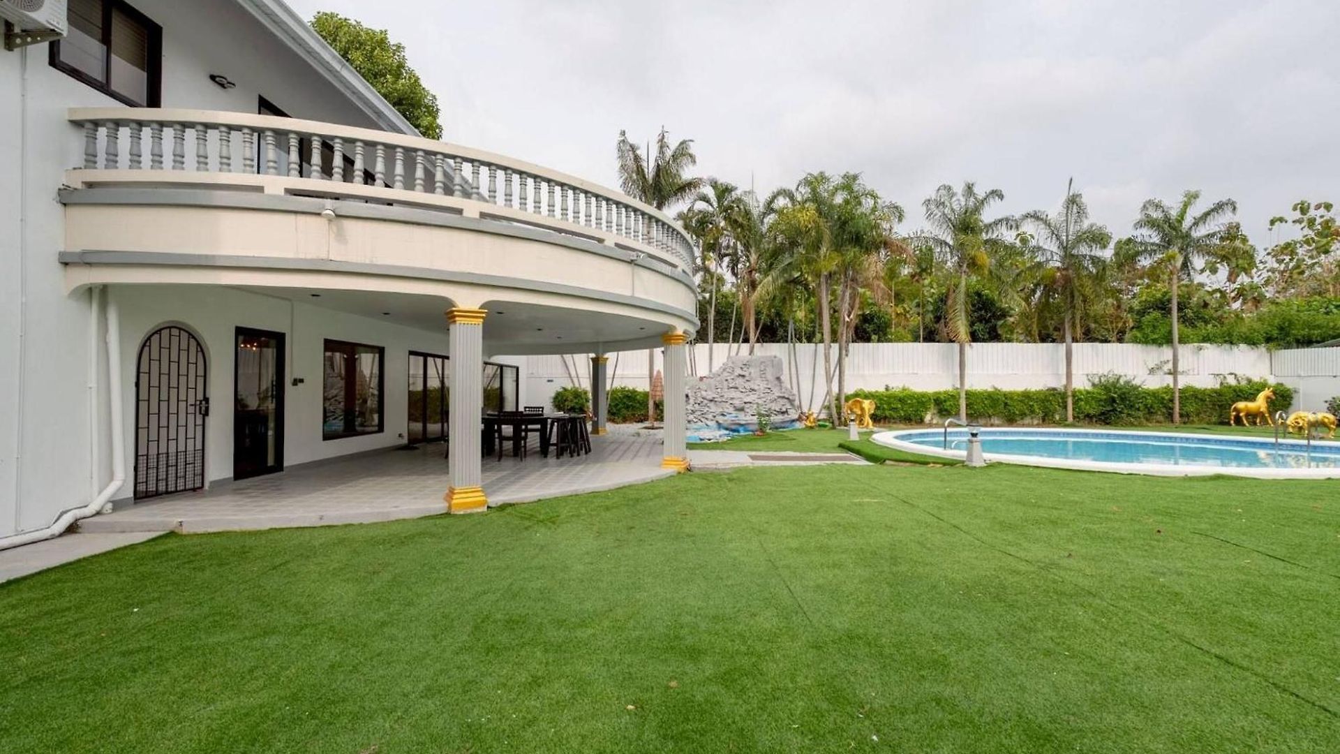 Luxury 5 Bedroom Private Party Pool *