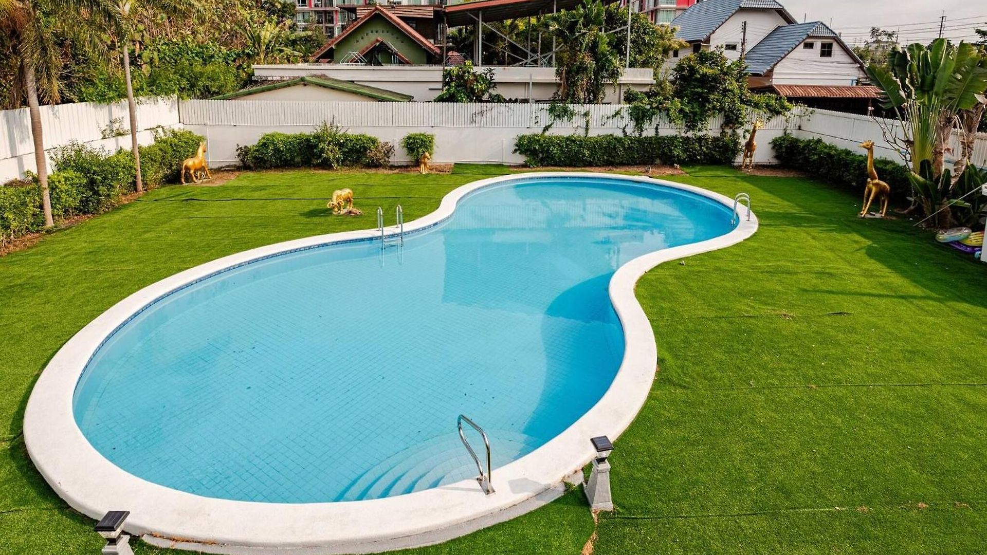 Luxury 5 Bedroom Private Party Pool *