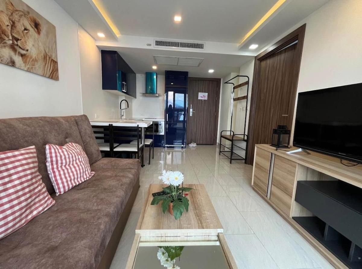 Brand New Condo! Grand Avenue & Apartment