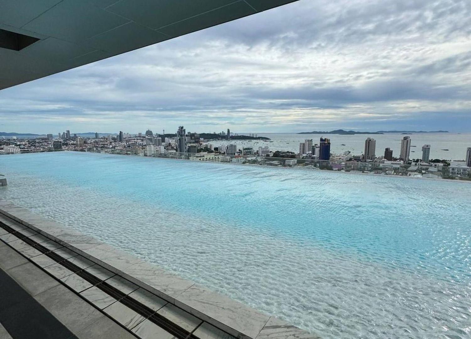 Luxury With Scenic Rooftop Pool Near Terminal 21 Apartment Pattaya