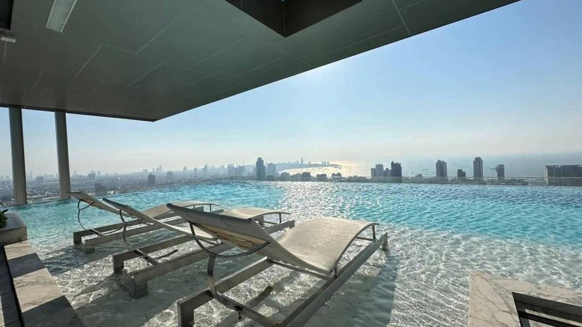 Luxury With Scenic Rooftop Pool Near Terminal 21 Apartment *