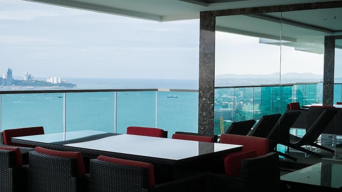 W-tower Wongamat Beachfront Apartment