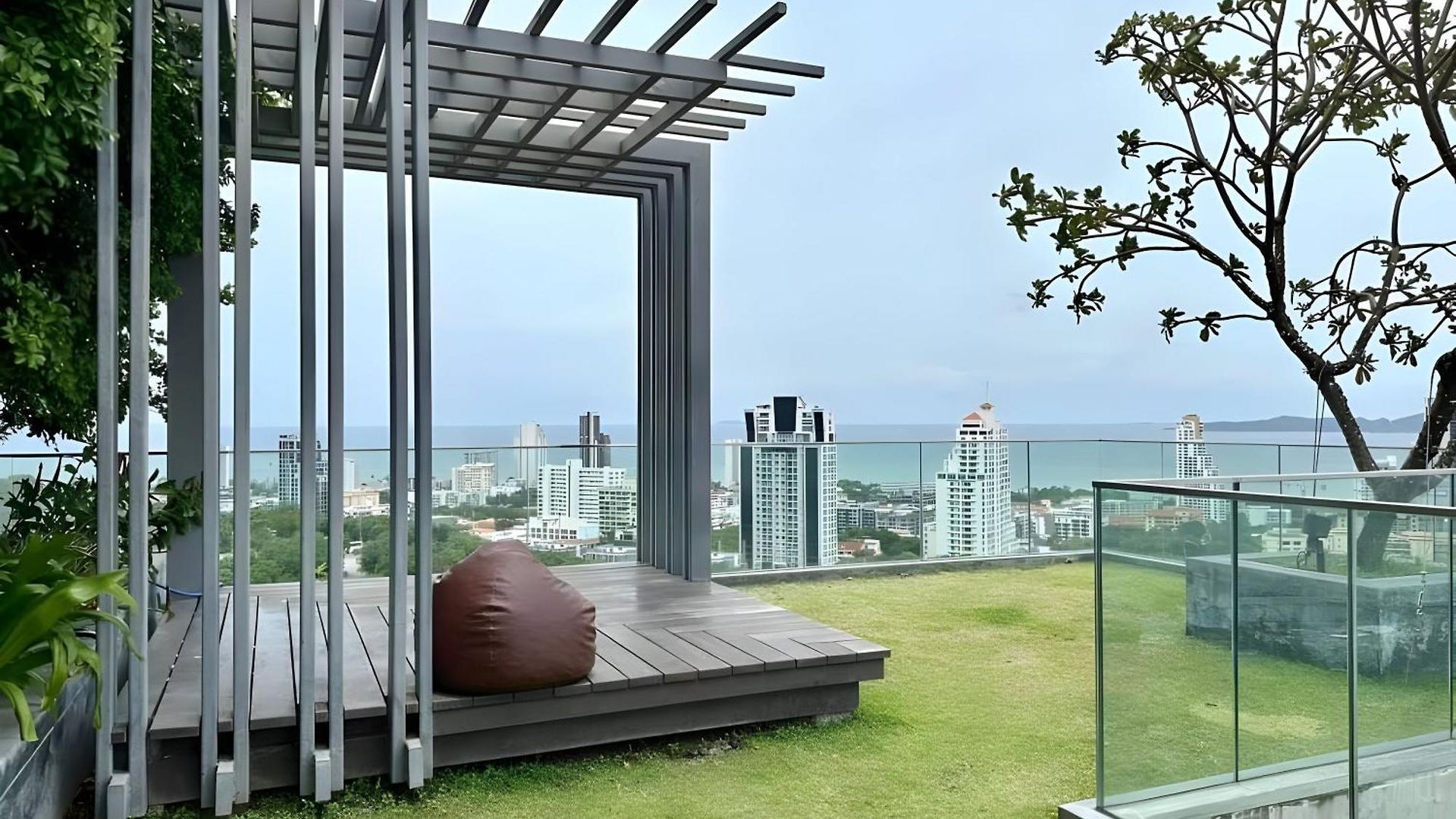Sea View 2 Bedroom Next To Pier & Walking Street Apartment *