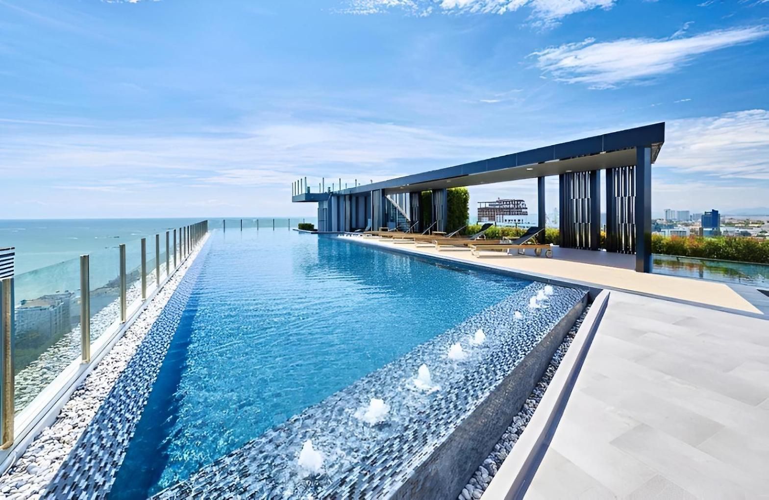 In With Rooftop Pool Apartment