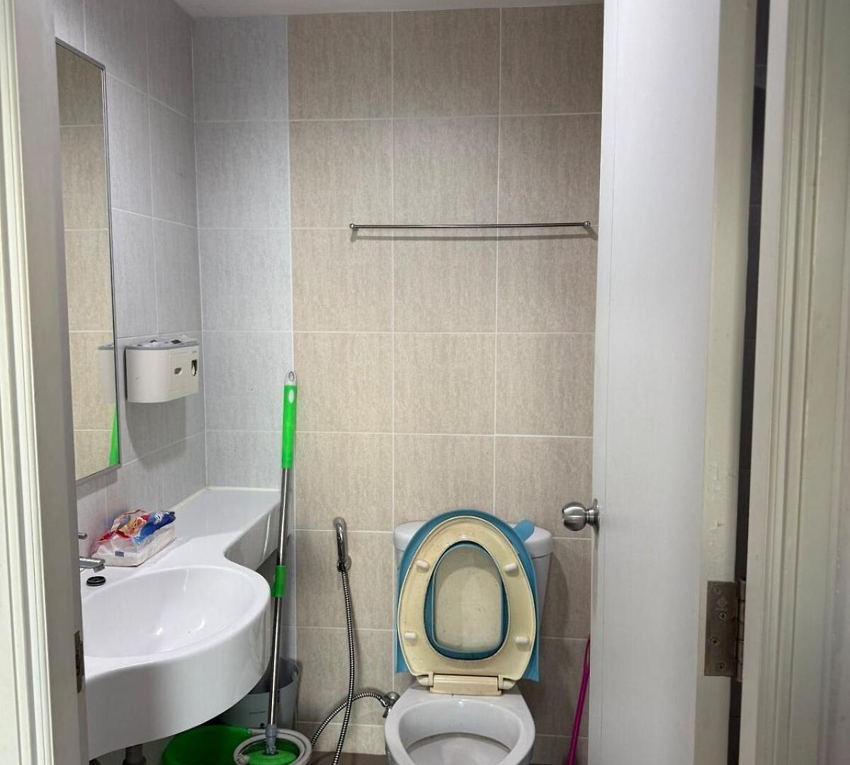 Prime Location In Lumpini, Songthaew Service At The Doorstep, Close To Terminal 21, 7-eleven Downstairs For Convenience Apartment *