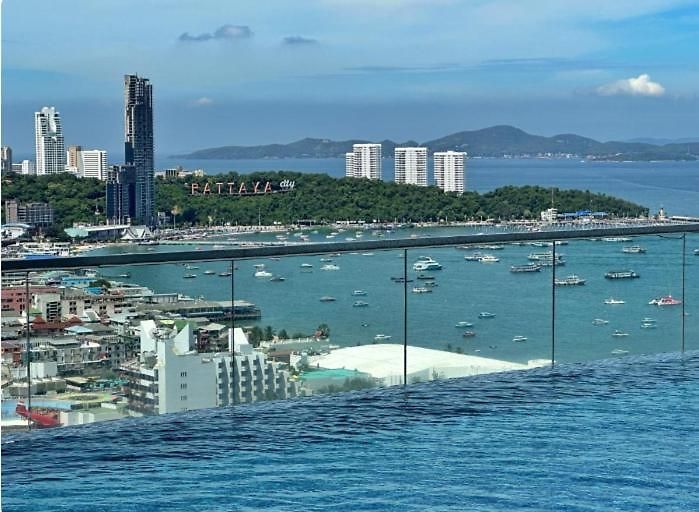 High Floor With Rooftop Pool In Pattaya