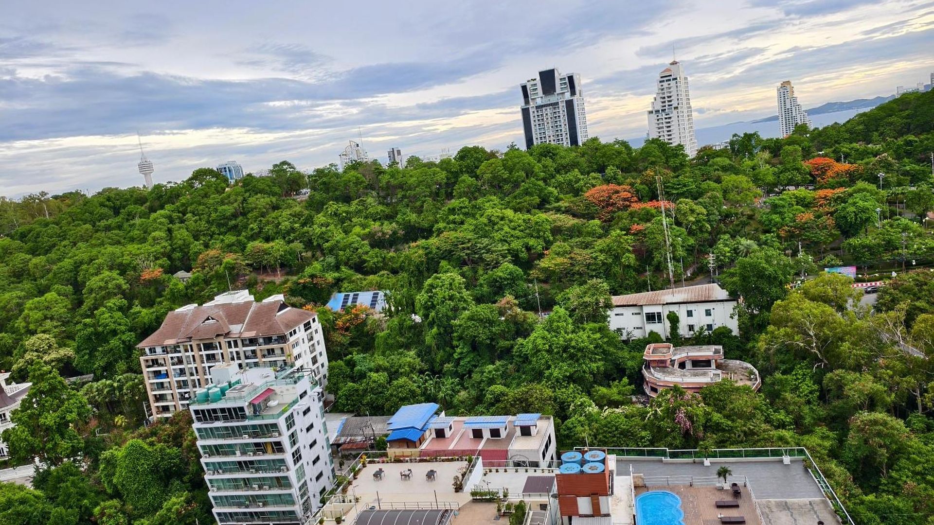 1br 23 High Floor Pool View Close To Walking Street * Pattaya