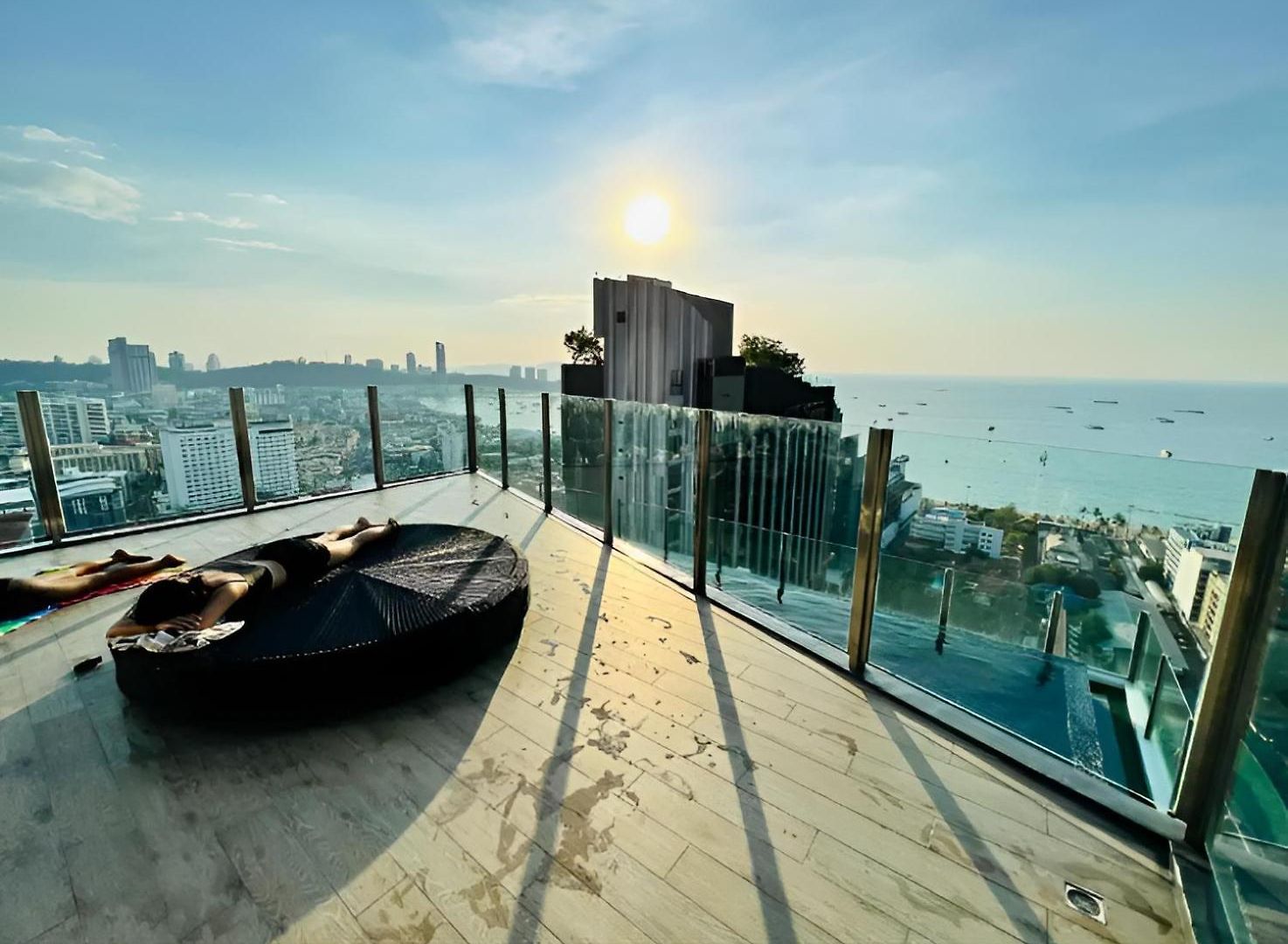 Apartment In With Rooftop Pool *