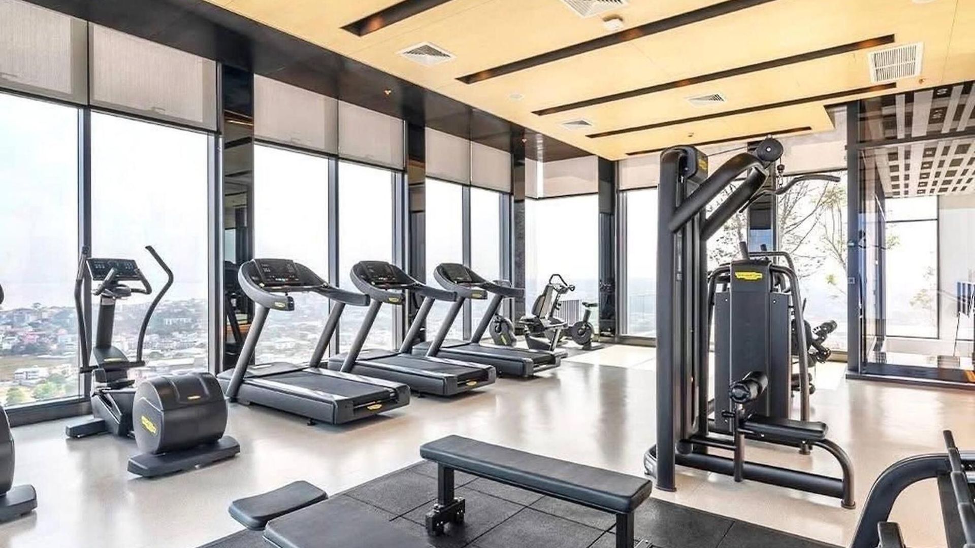 Apartment Luxury With Scenic Rooftop Pool Near Terminal 21