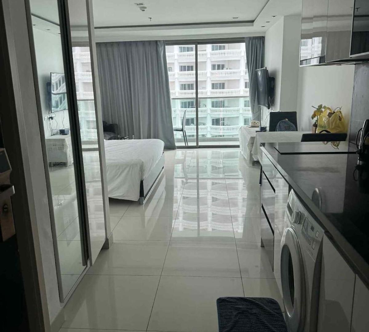 W-tower Wongamat Beachfront Apartment