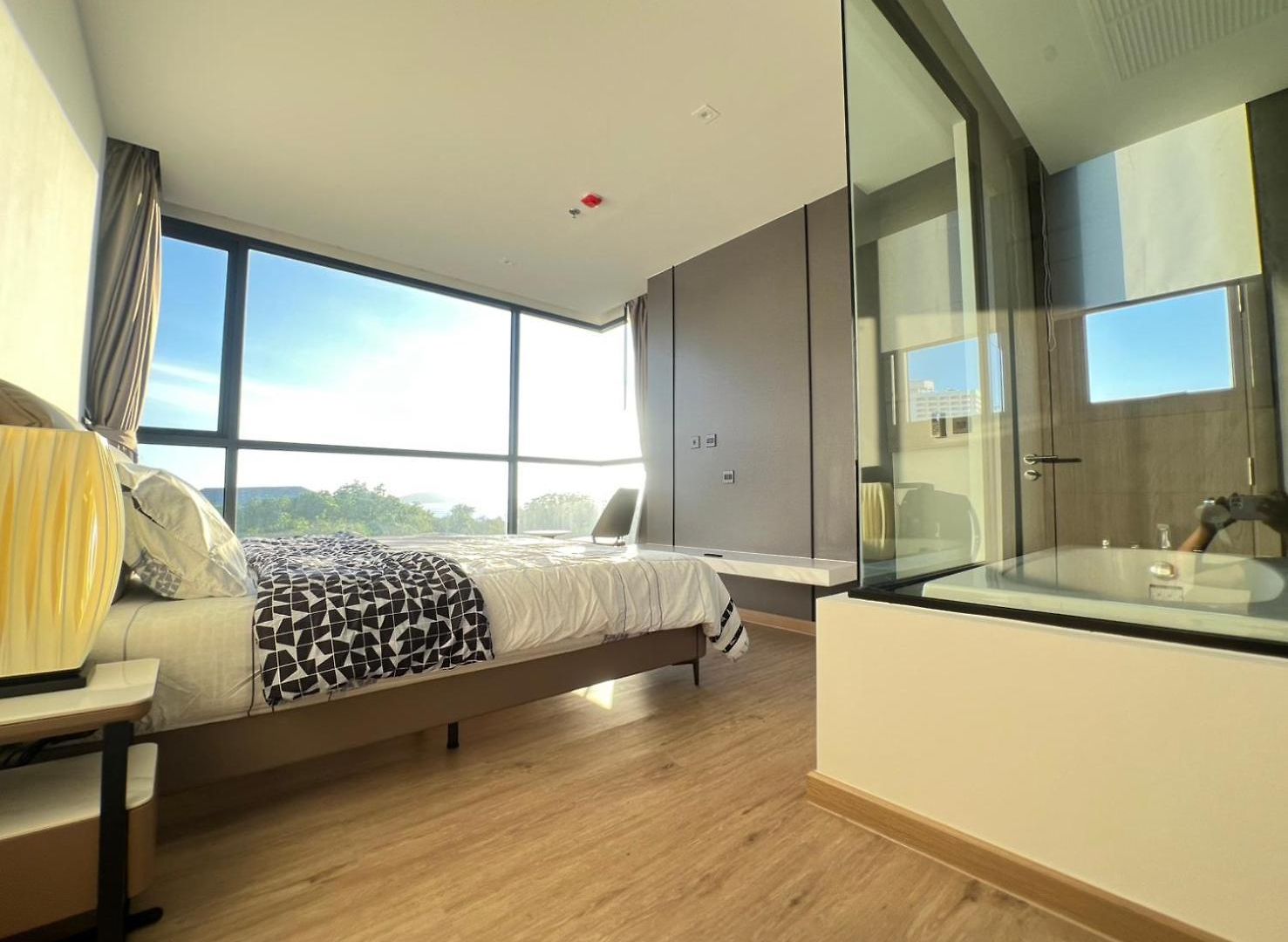 2 Bed Rare Unit With Bath Tub - Sea View