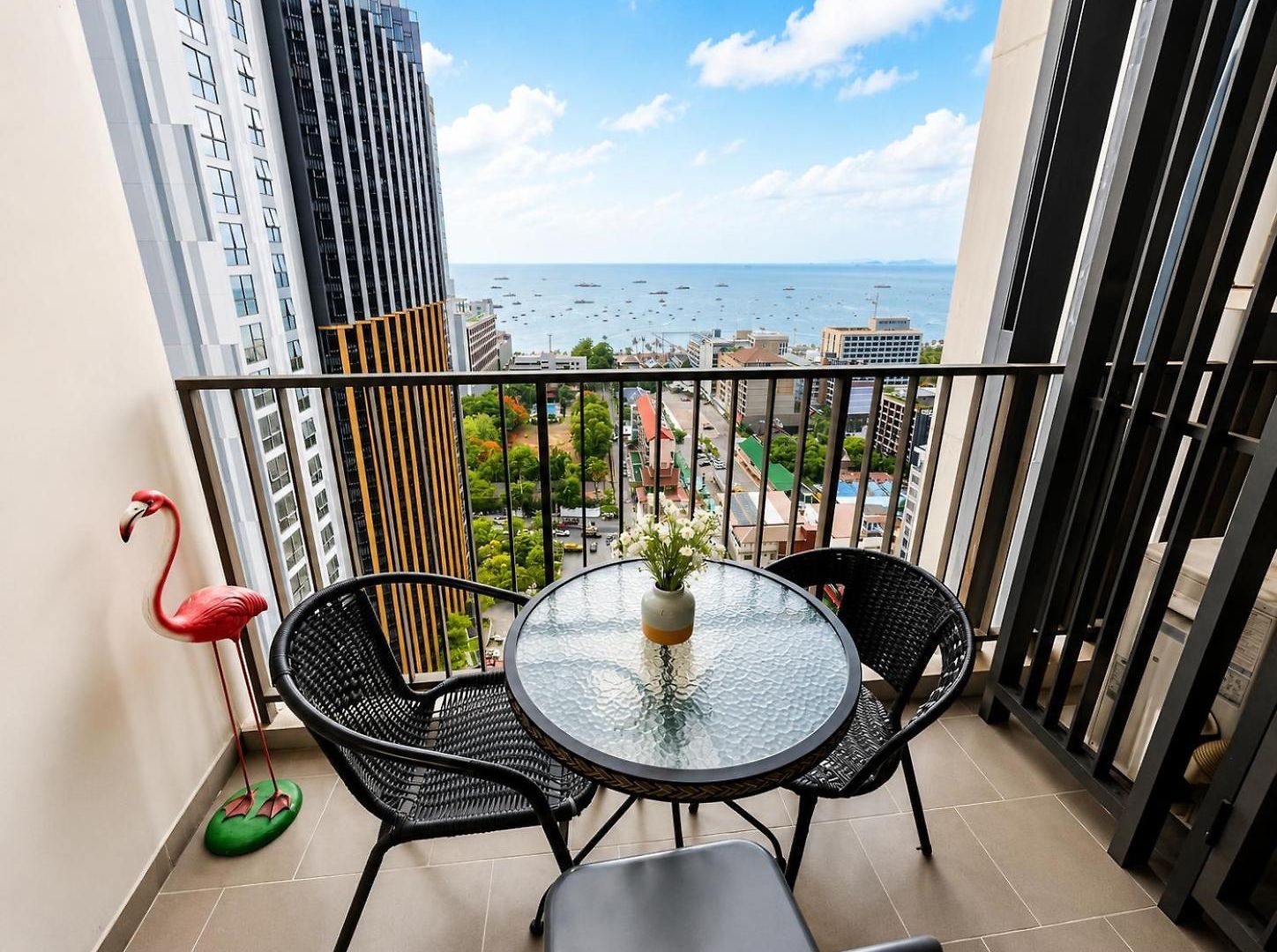Apartment 2 Bed Sea View Luxury - Location *