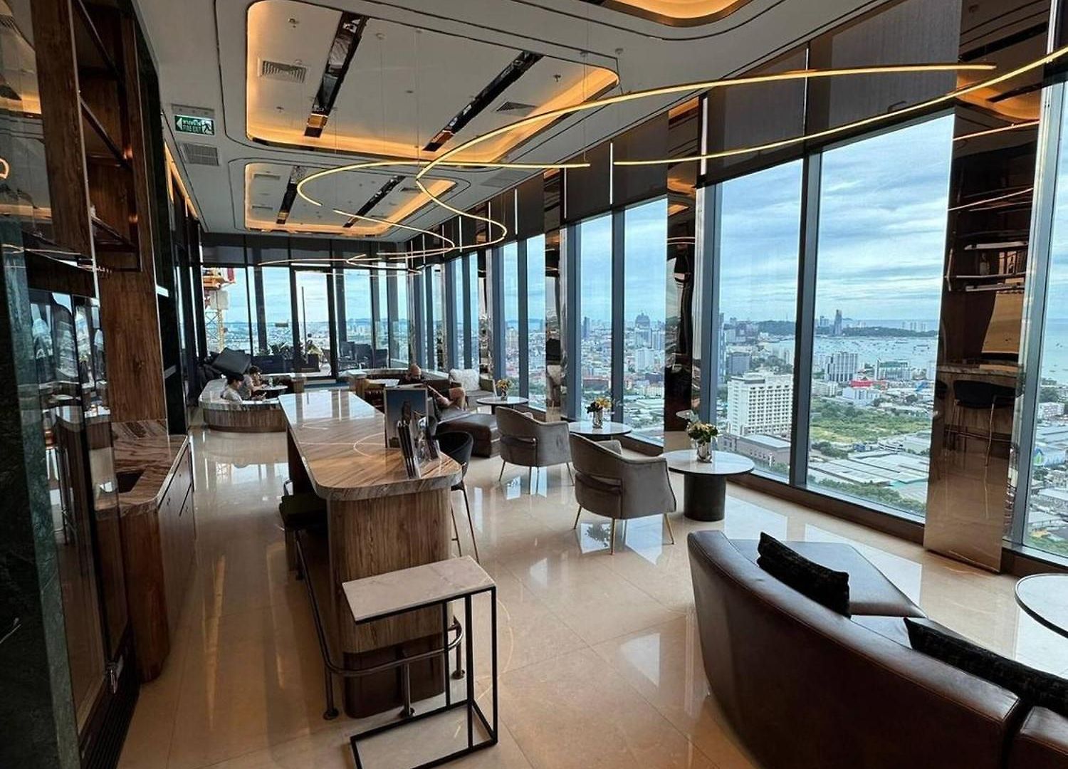 Luxury With Scenic Rooftop Pool Near Terminal 21 Pattaya