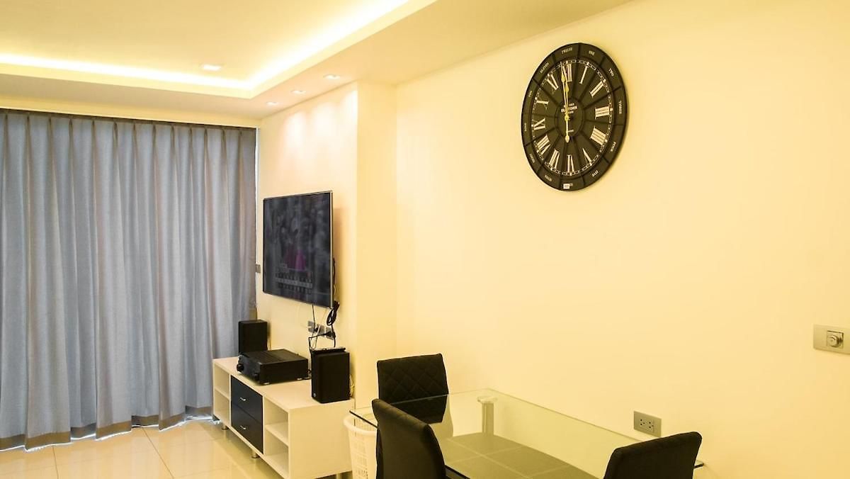 W-tower Wongamat Beachfront Apartment *