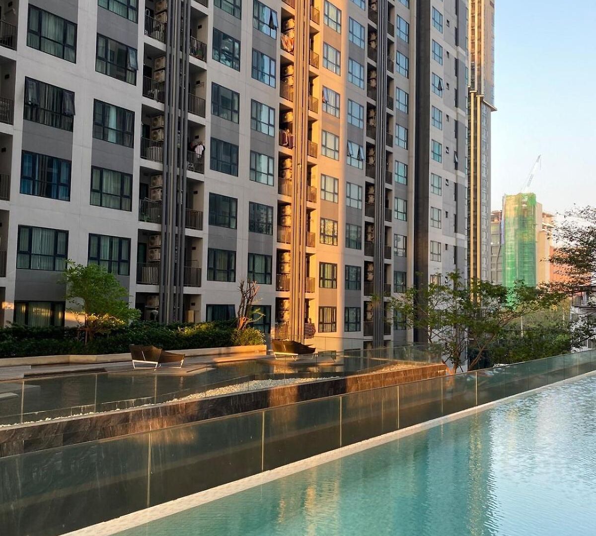 Cozy At The Base - Infinite Pool Apartment