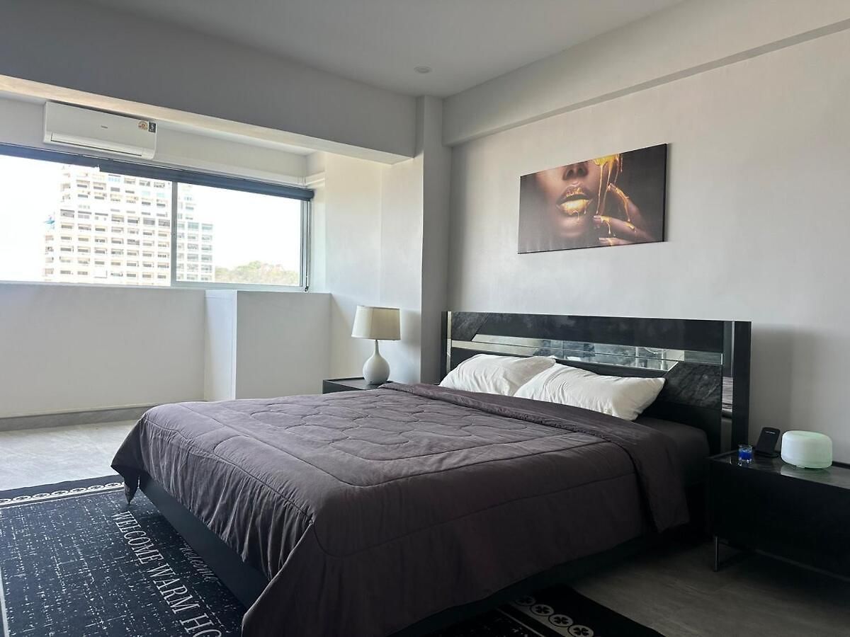Beautiful 2-bedroom With Pratamnak Sea View Apartment Pattaya