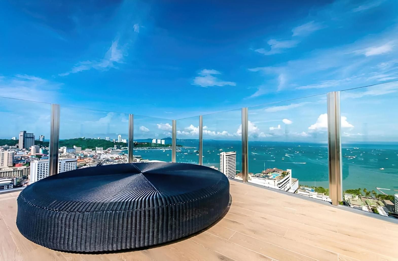 Next To And Mall * Pattaya