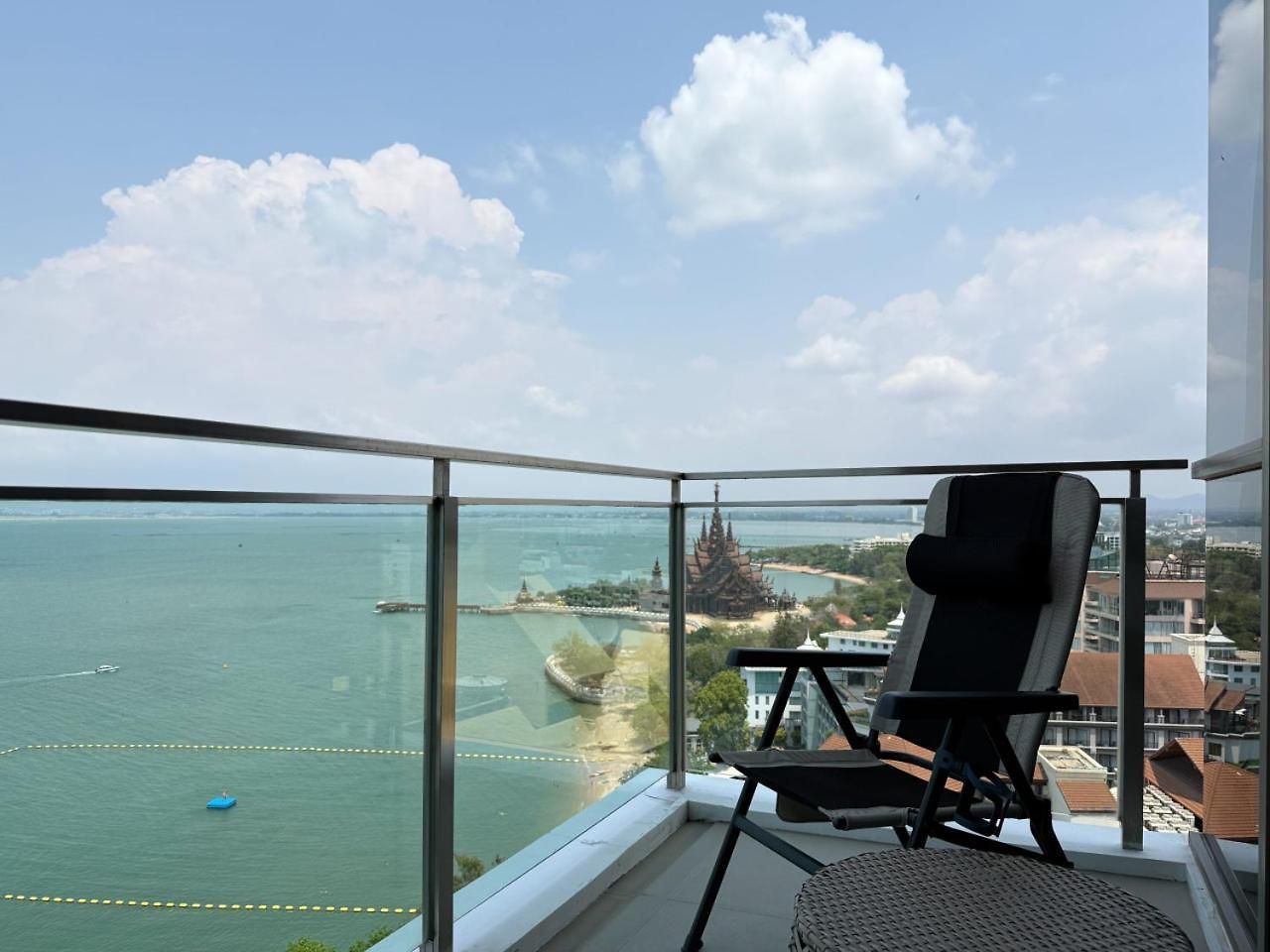 Cozy 2br L Sea View L Pool And Gym Apartment