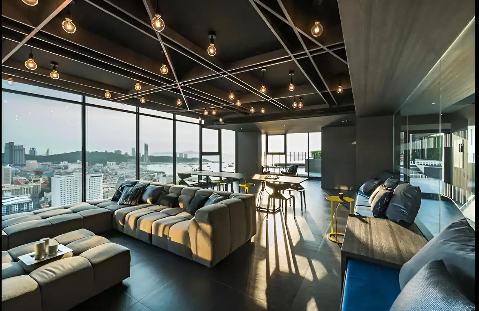 High Floor With Rooftop Pool In * Pattaya